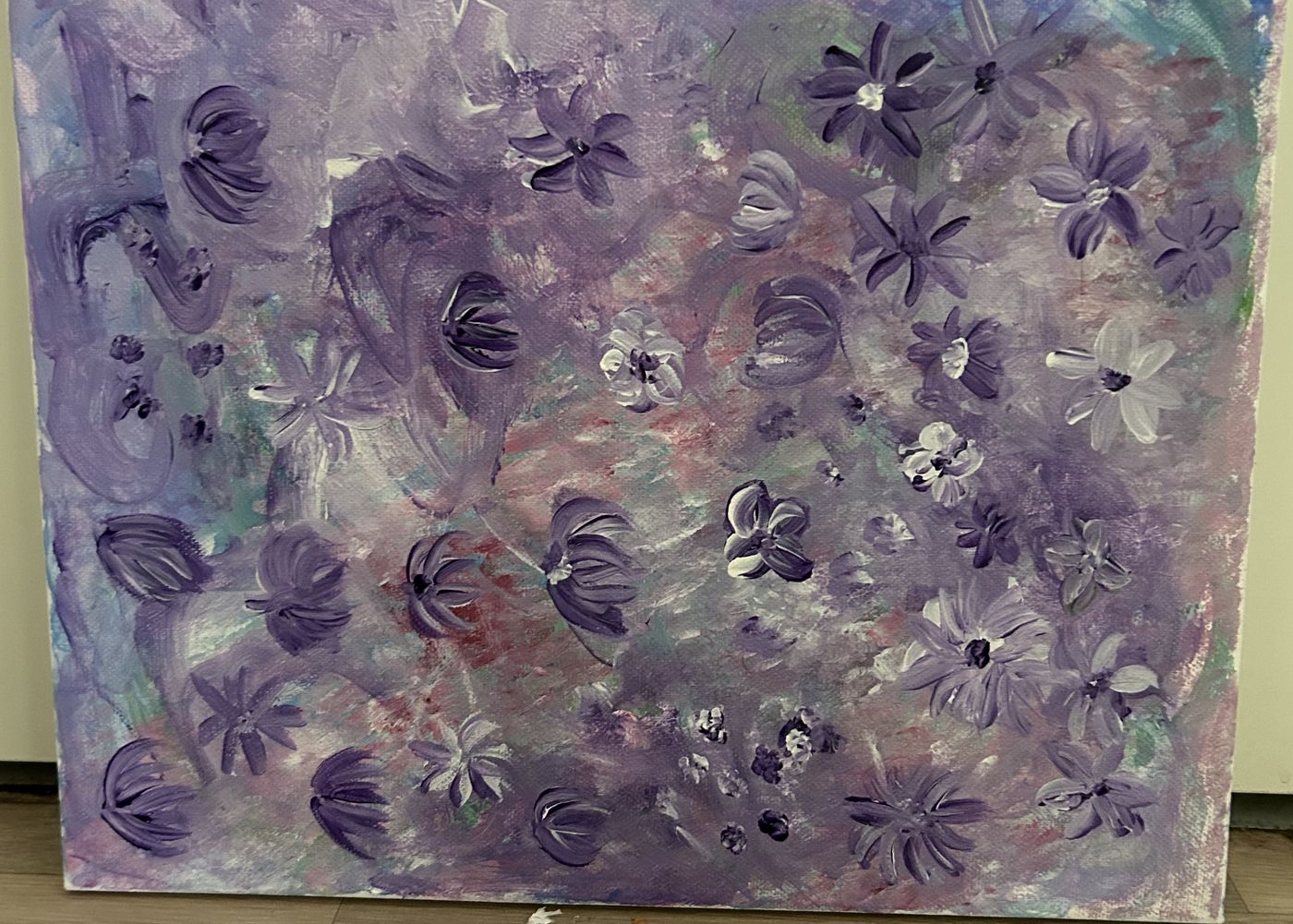 Målning full av lila blommor i mjuka lager av violett och vitt