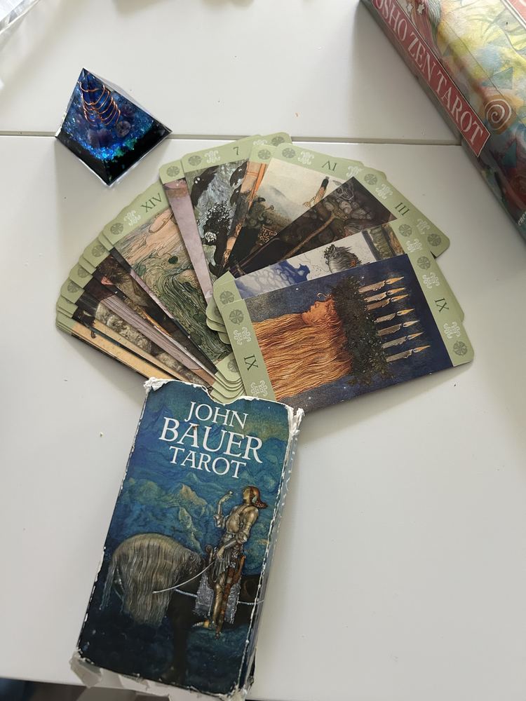 Utlagd tarotlek med John Bauer-motiv bredvid sin kartong